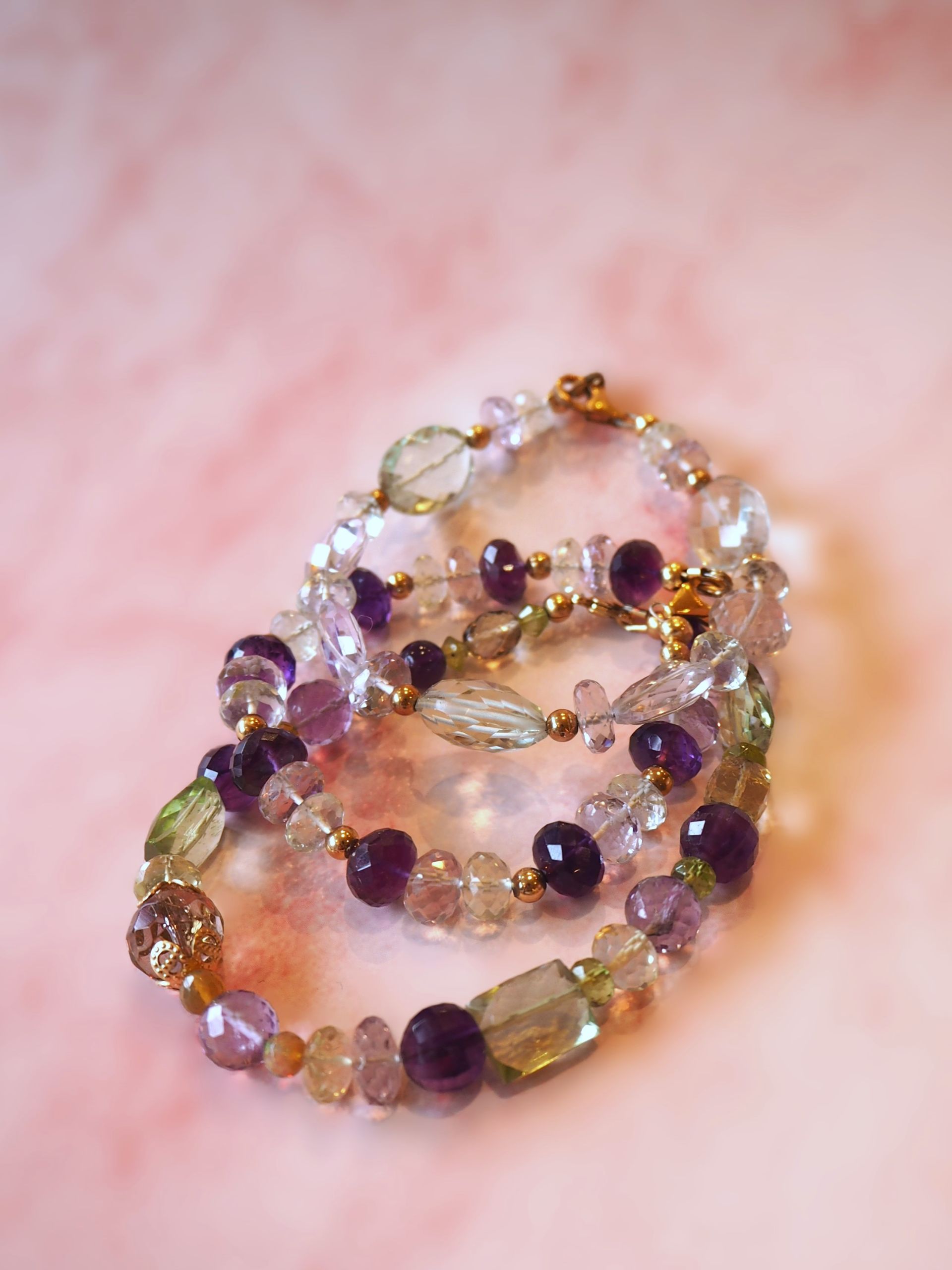 TEST Armband van diverse edelstenen en goldfilled elementen (kopie) - Afbeelding 4