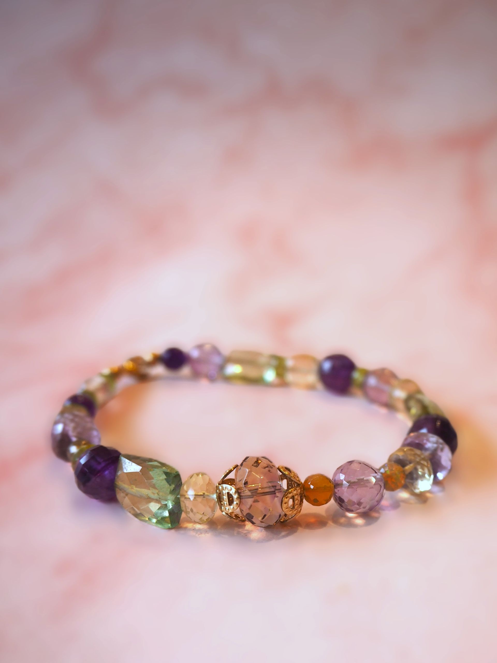 TEST Armband van diverse edelstenen en goldfilled elementen (kopie)